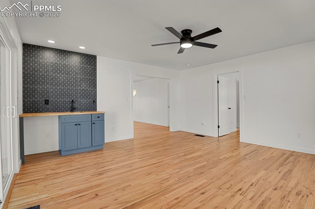 Image 17 of 40: Living Room