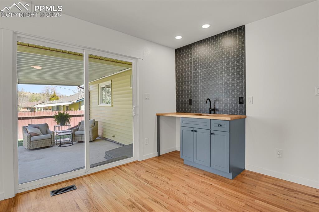 Image 18 of 40: Wet bar in family room- perfect for entertaining