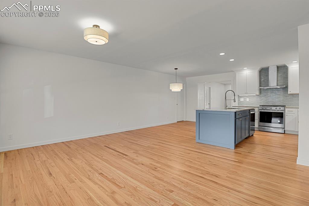 Image 6 of 40: Kitchen