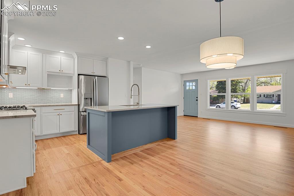 Image 9 of 40: Kitchen