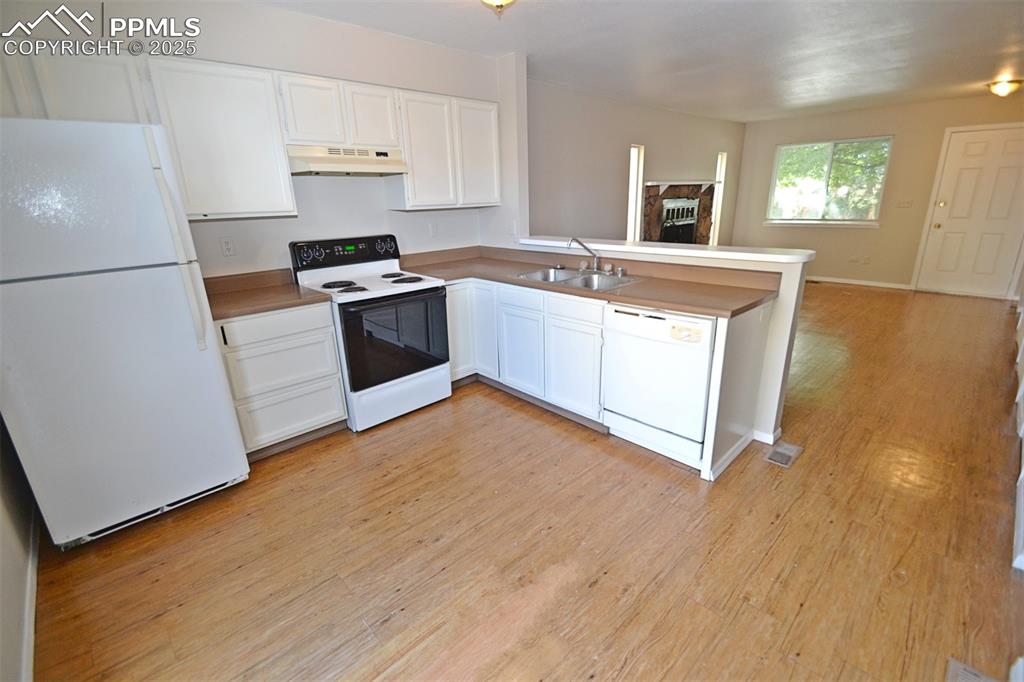 Image 10 of 27: Kitchen