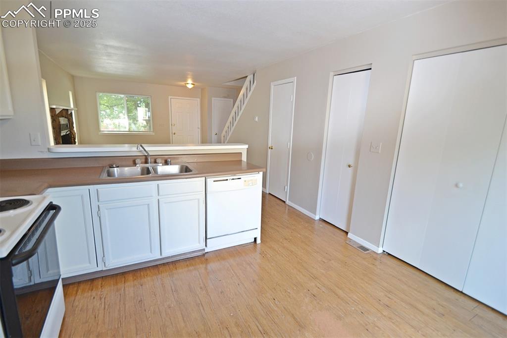 Image 11 of 27: Kitchen