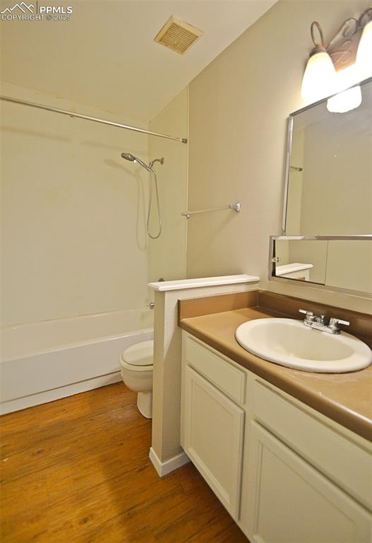 Image 17 of 27: Bathroom