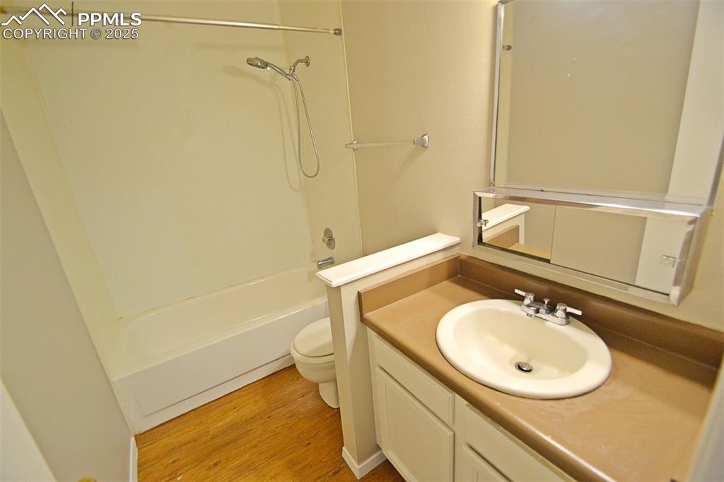 Image 18 of 27: Bathroom