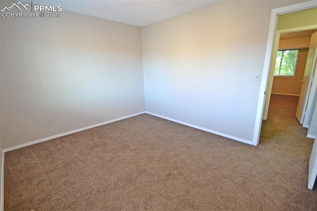 Image 21 of 27: Bedroom