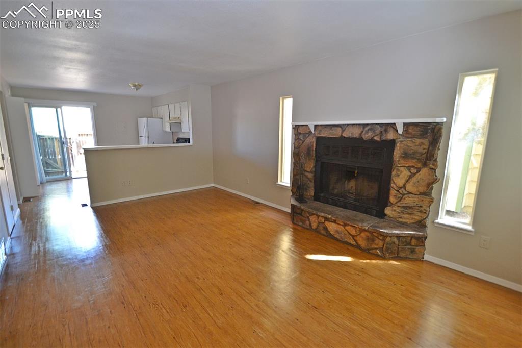 Image 5 of 27: Living Room