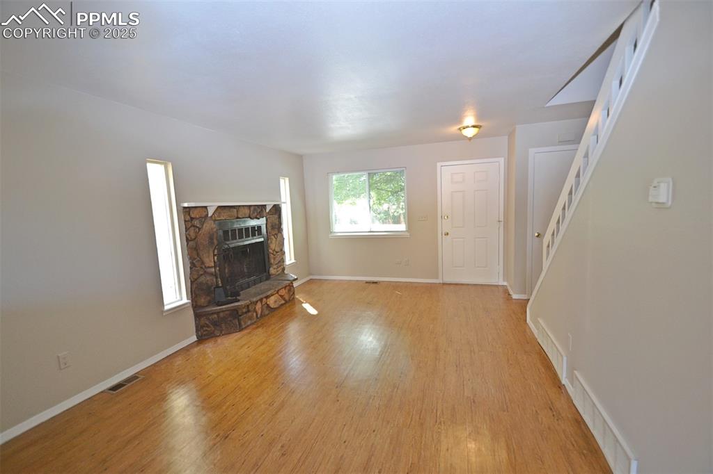 Image 8 of 27: Living Room