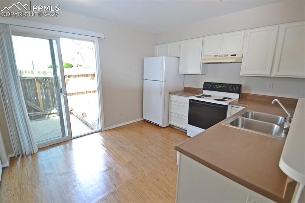 Image 9 of 27: Kitchen