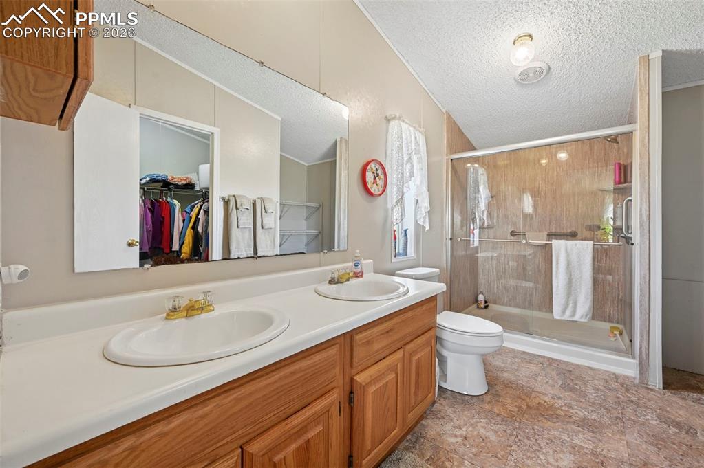 Image 14 of 47: Bedroom