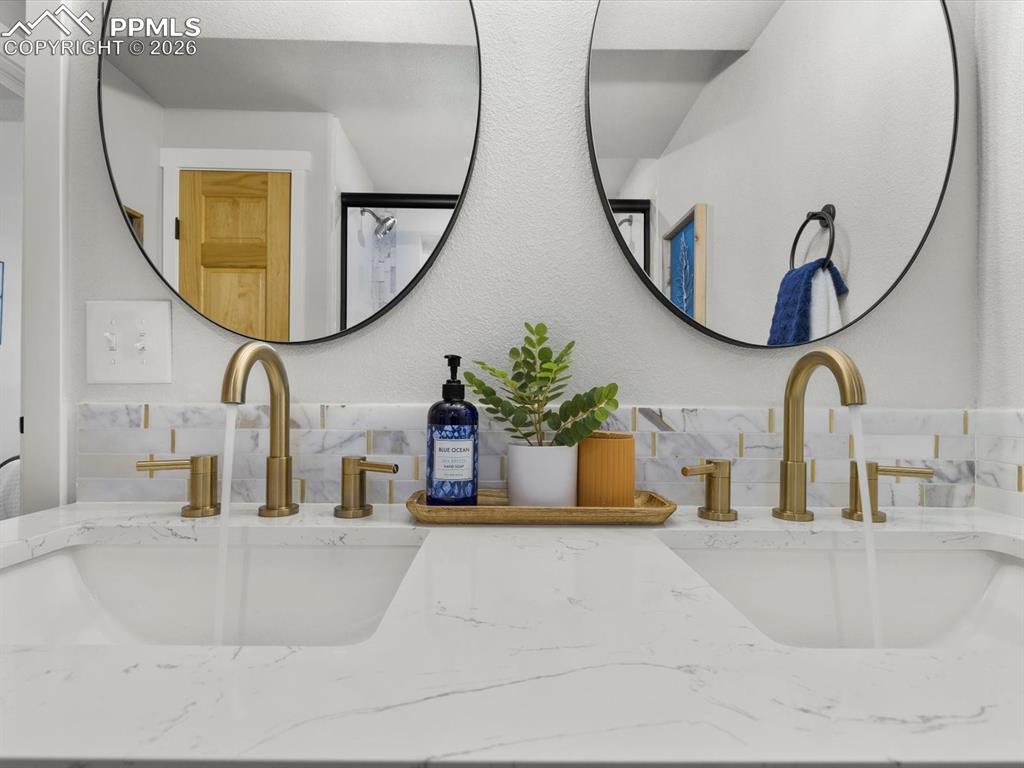 Image 25 of 41: Bathroom