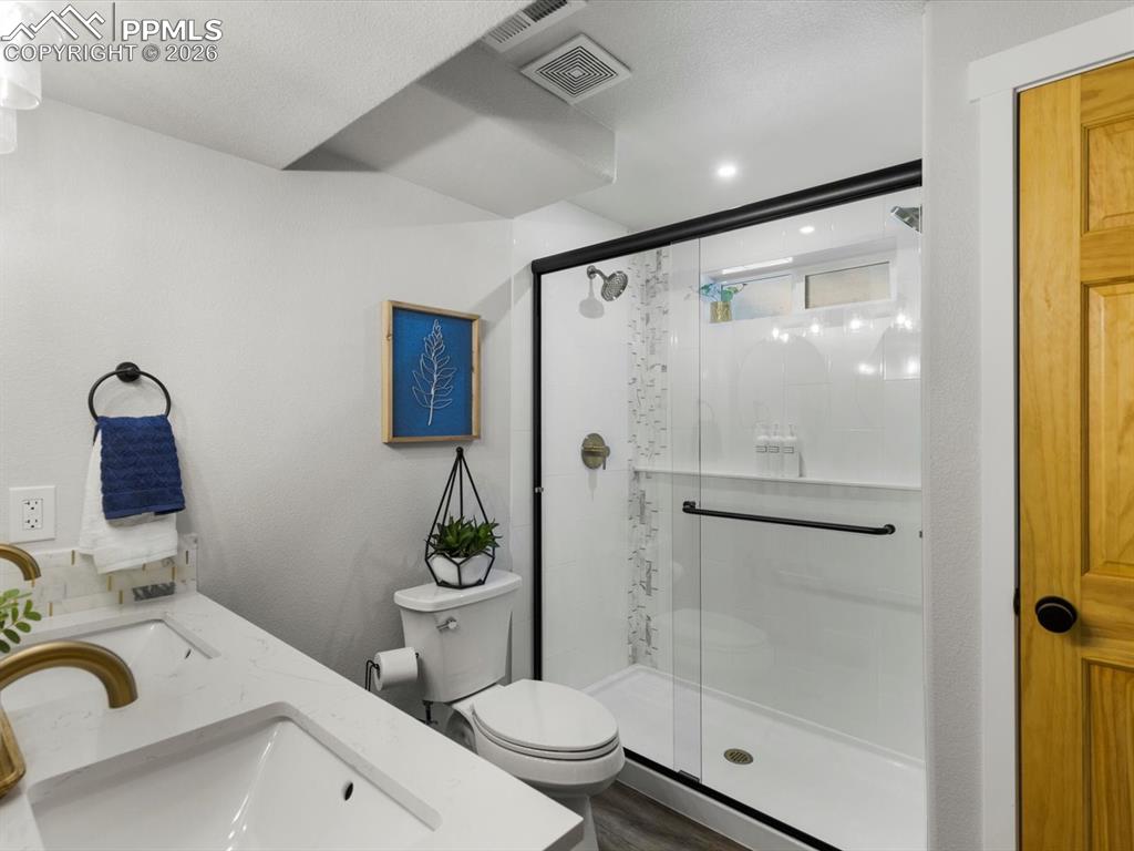 Image 27 of 41: Bathroom