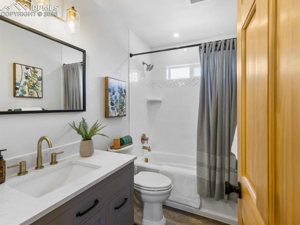 Image 33 of 41: Bathroom