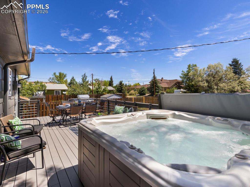 Image 36 of 41: Deck