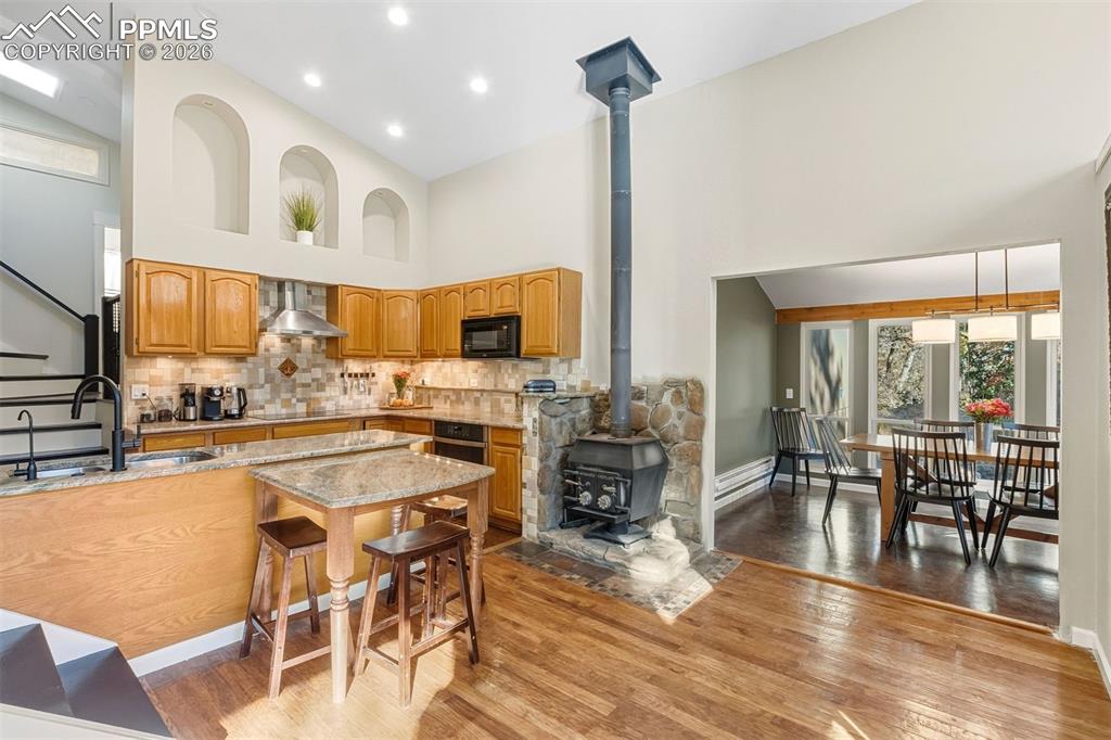 Image 16 of 50: Kitchen