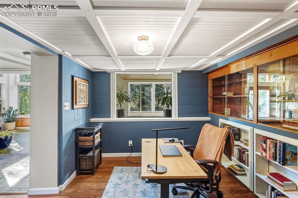 Image 19 of 50: Office