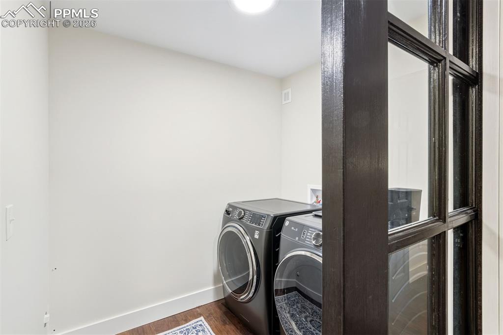 Image 25 of 50: Laundry