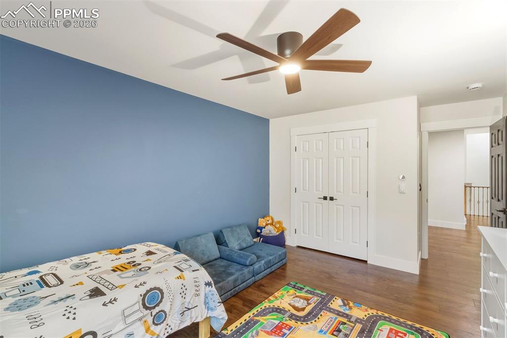 Image 30 of 50: Bedroom