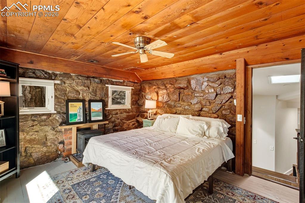 Image 32 of 50: Bedroom