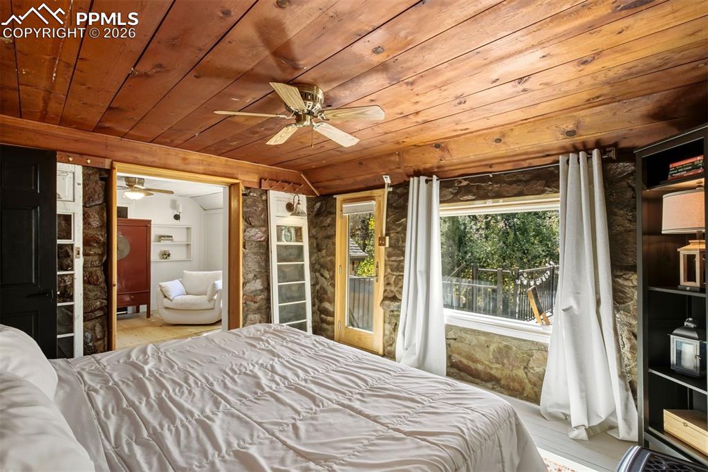 Image 33 of 50: Bedroom