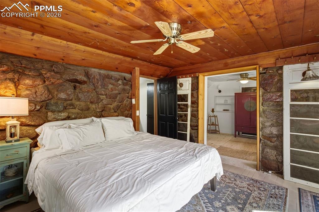 Image 35 of 50: Bedroom