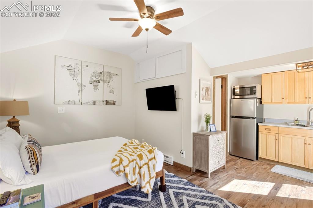 Image 38 of 50: Bedroom