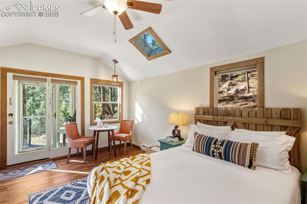 Image 39 of 50: Bedroom