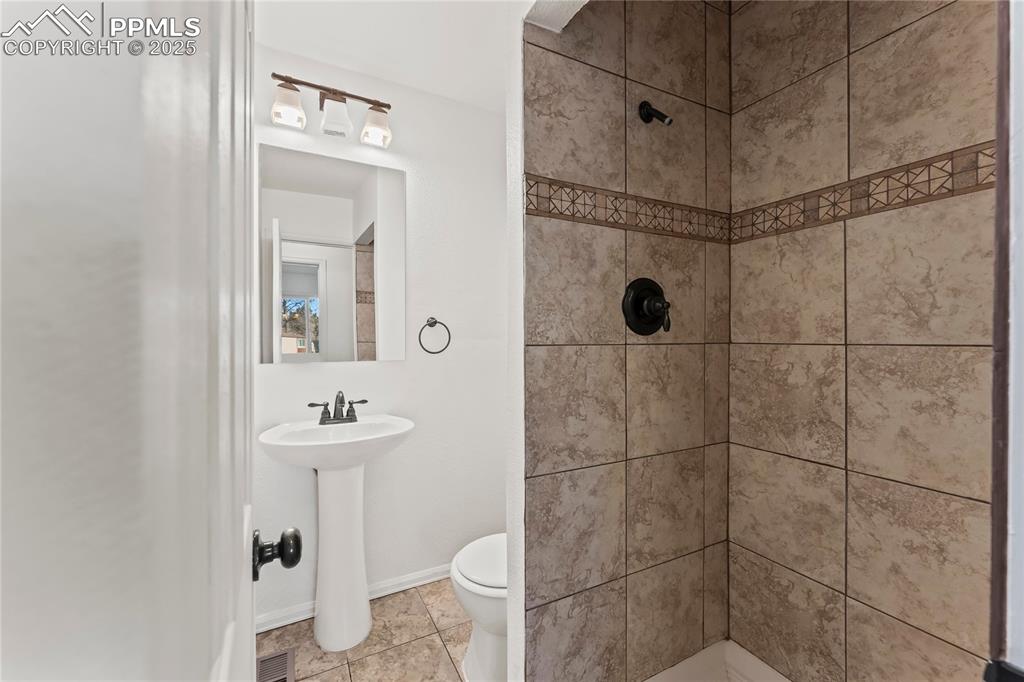 Image 13 of 35: Bathroom