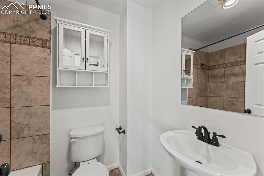 Image 16 of 35: Bathroom