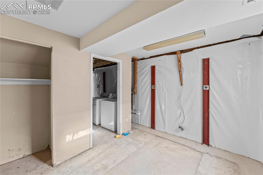 Image 22 of 35: Bedroom