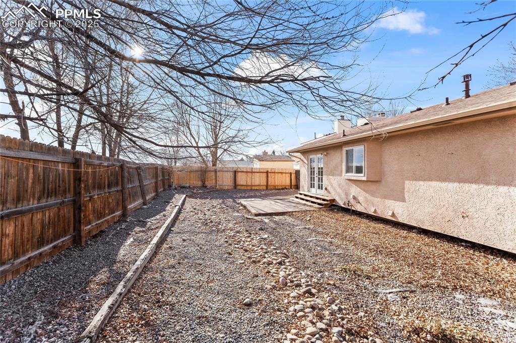 Image 26 of 35: Yard