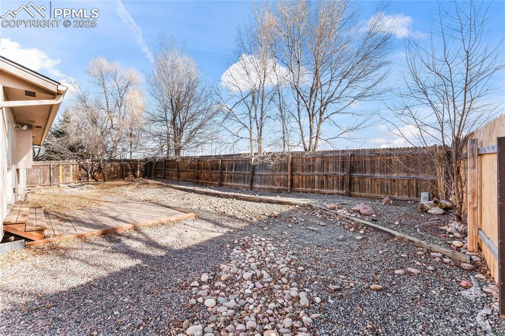 Image 27 of 35: Yard