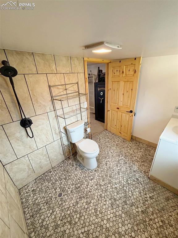 Image 10 of 18: Bathroom