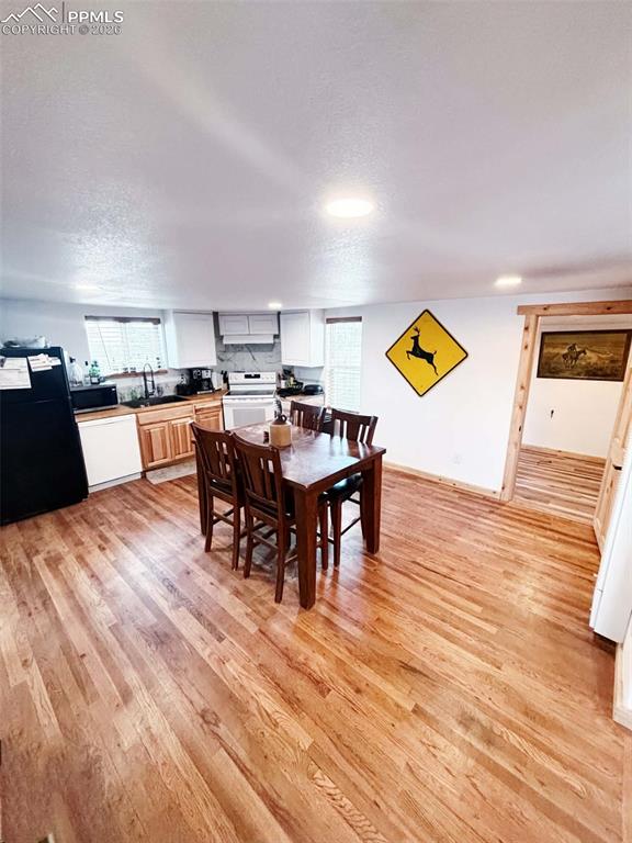 Image 6 of 18: Dining Area