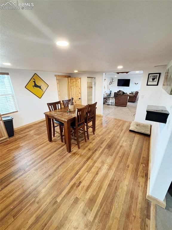 Image 7 of 18: Dining Area