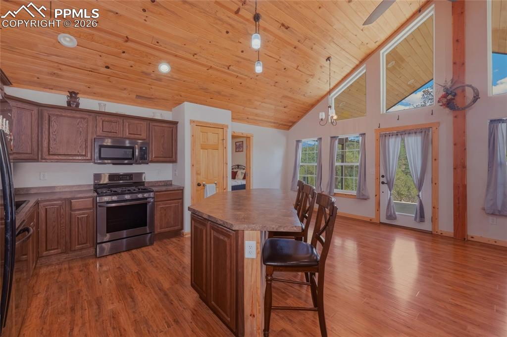 Image 10 of 48: Kitchen