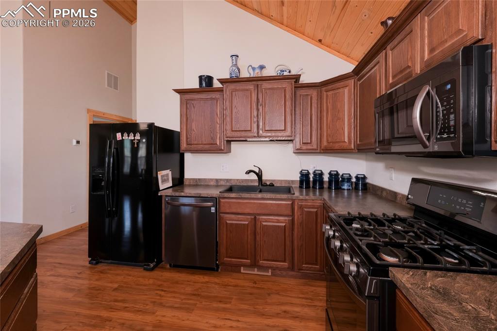 Image 14 of 48: Kitchen