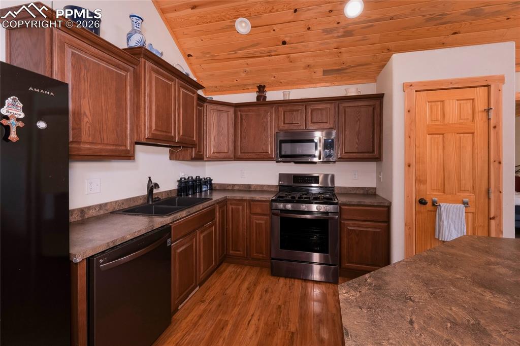 Image 15 of 48: Kitchen