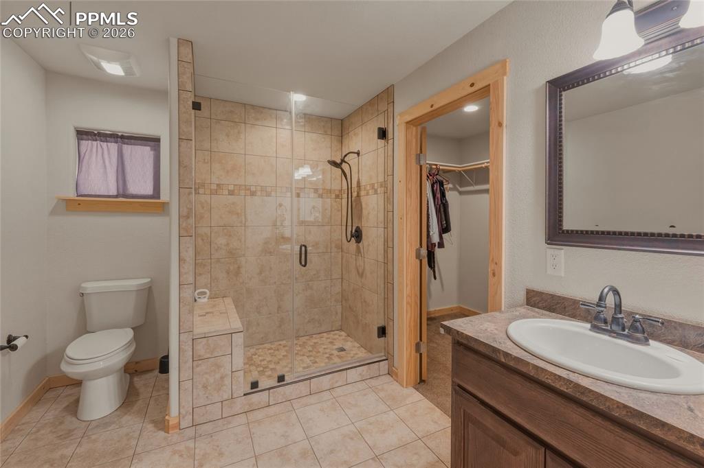 Image 20 of 48: Bathroom