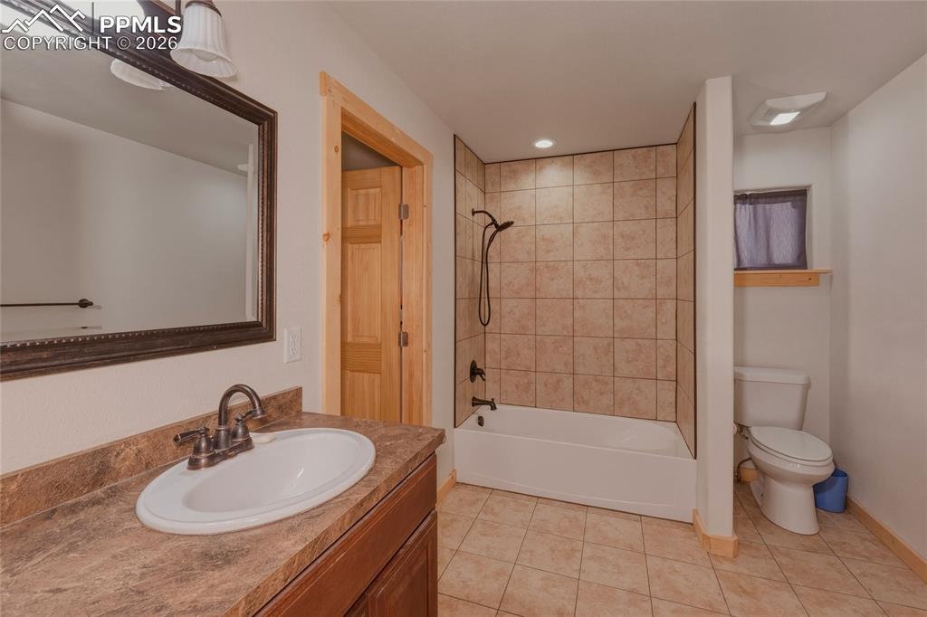 Image 21 of 48: Bathroom