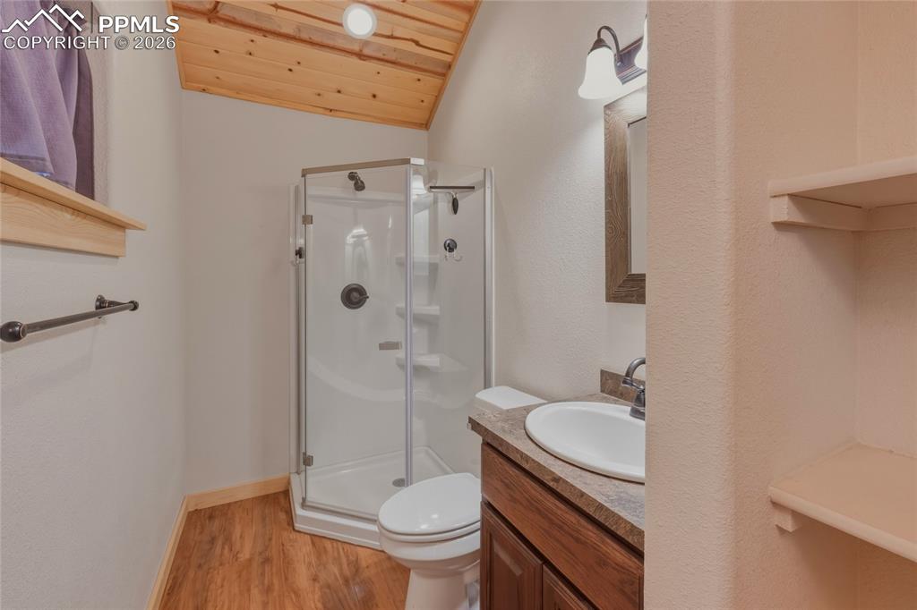 Image 22 of 48: Bathroom