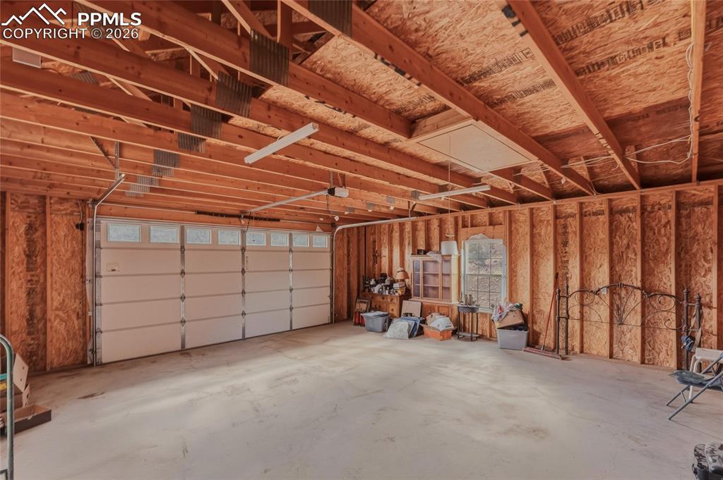 Image 26 of 48: Garage