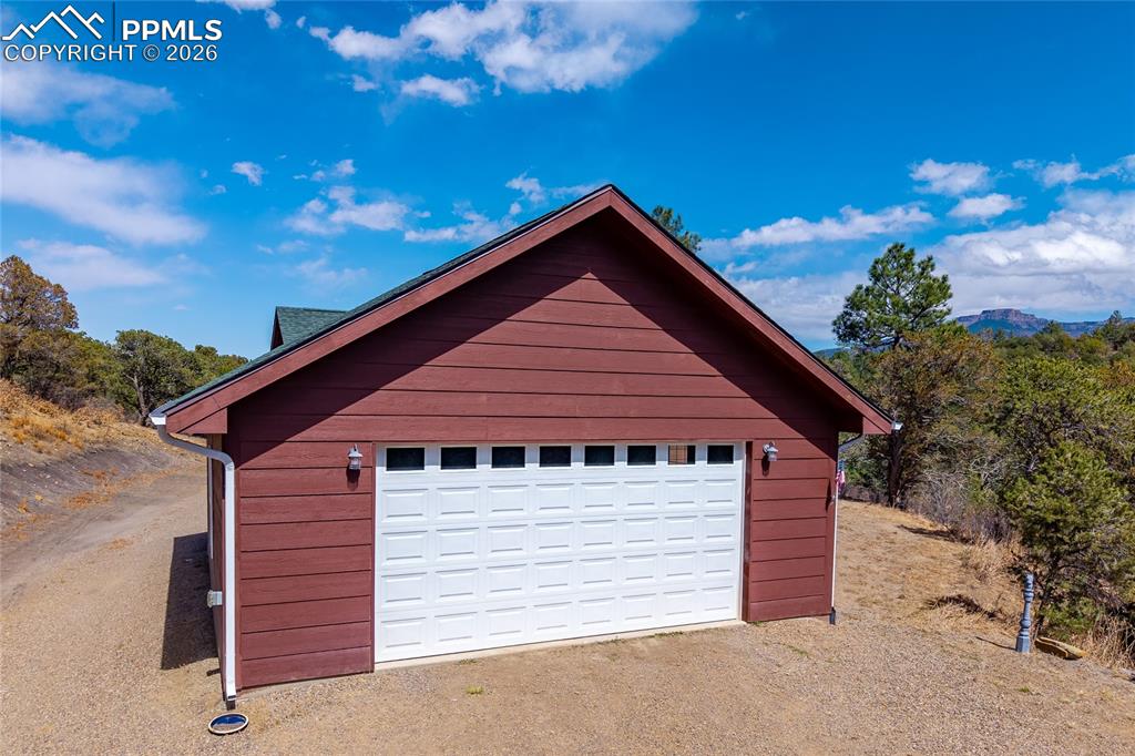 Image 39 of 48: Garage