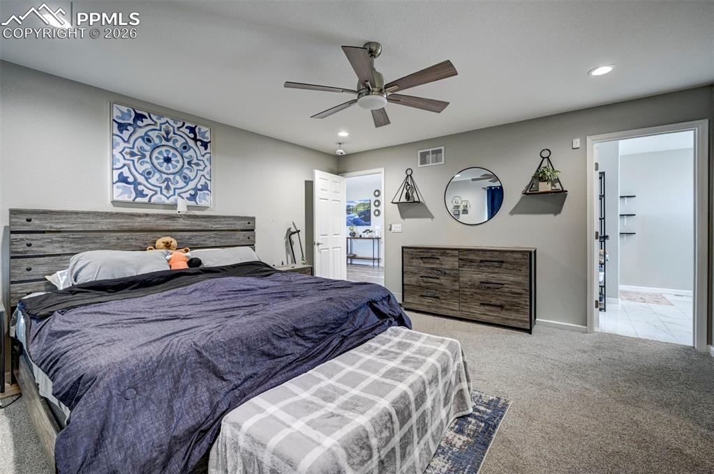 Image 16 of 36: Bedroom