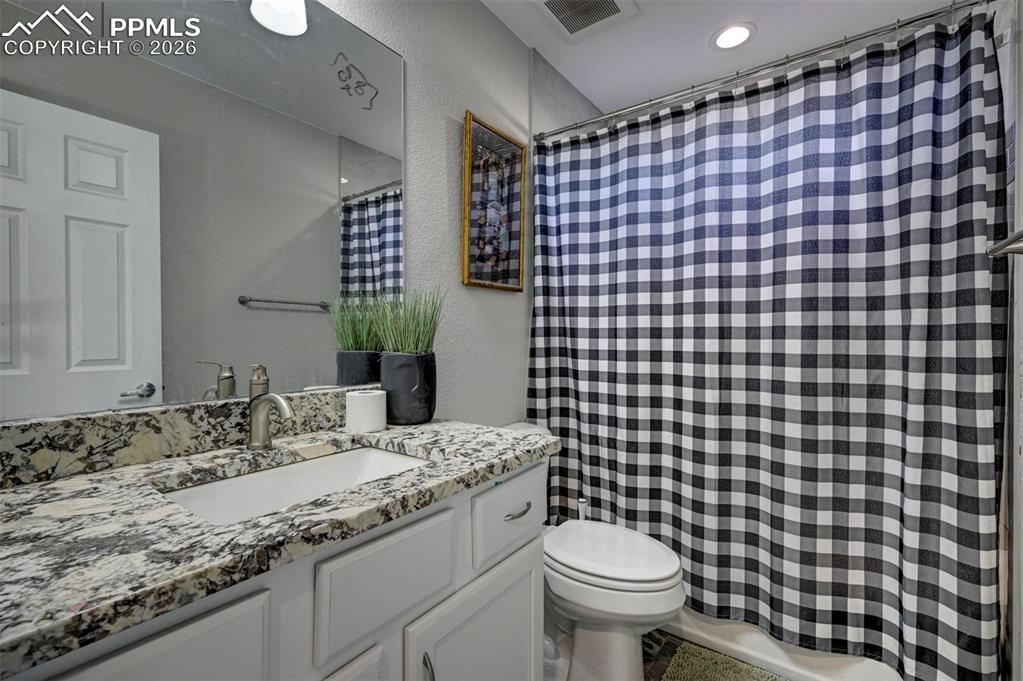 Image 19 of 36: Bathroom