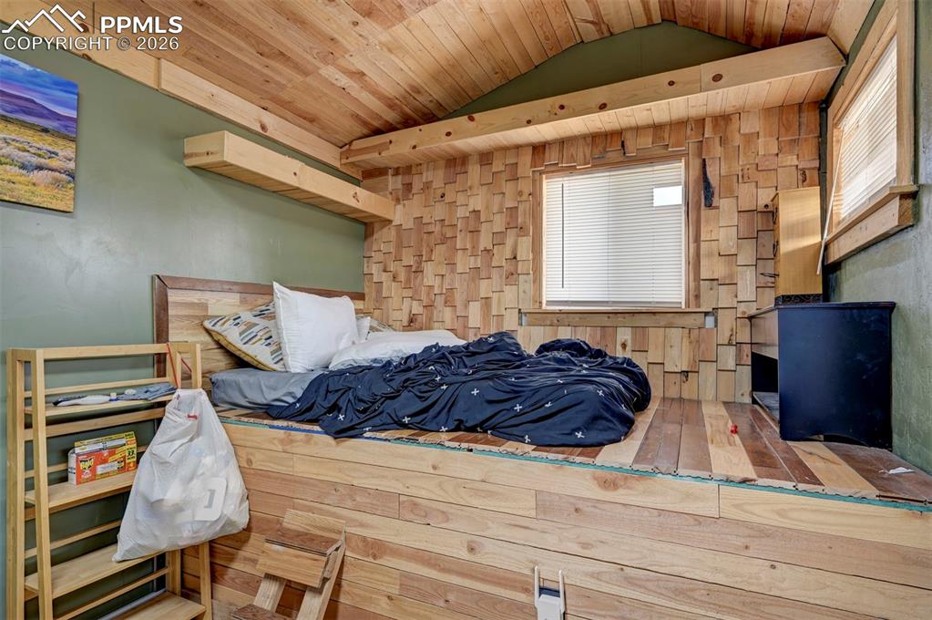 Image 28 of 36: Bedroom