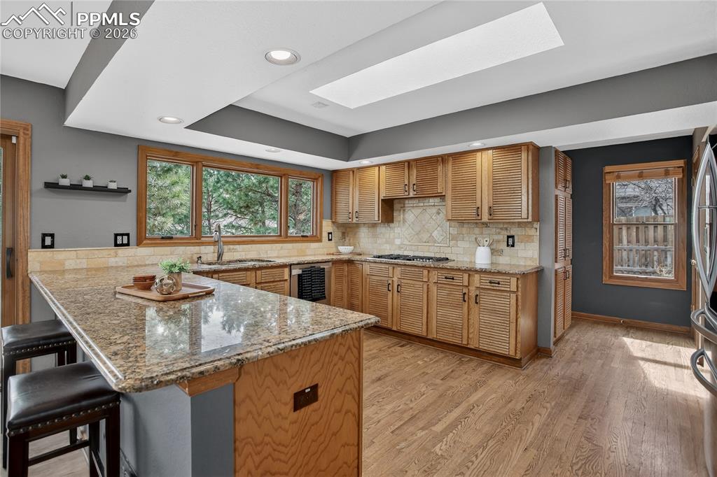 Image 12 of 42: Kitchen peninsula w/ barstool seating