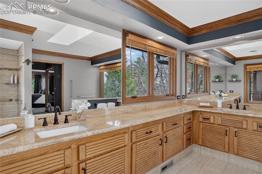 Image 20 of 42: 5-piece primary bath