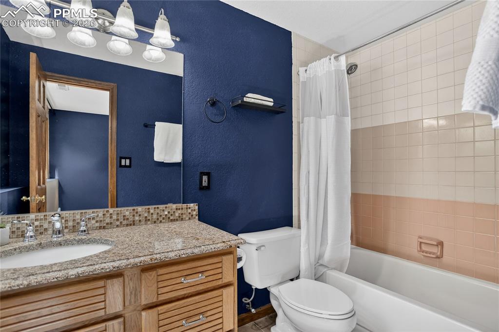 Image 29 of 42: Secondary suite private bath