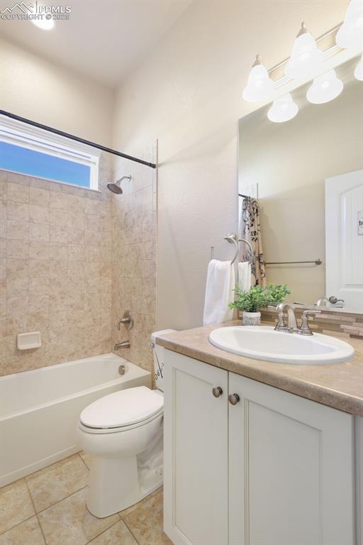 Image 25 of 39: Bathroom