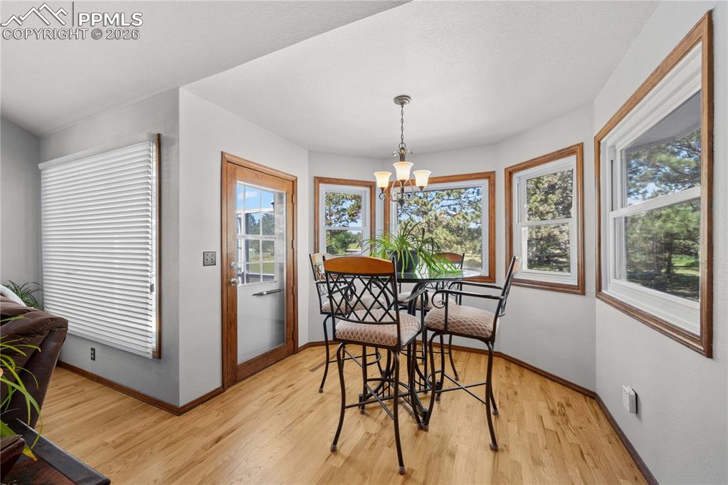 Image 15 of 40: Dining Area